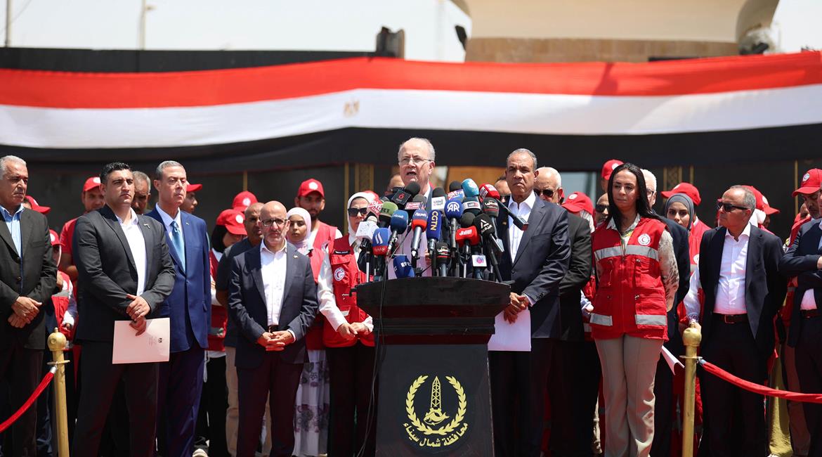 رئيس الوزراء محمد مصطفى خلال مؤتمر صحفي مشترك مع وزير الخارجية المصري بدر عبد العاطي من معبر رفح البري من الجانب المصري
